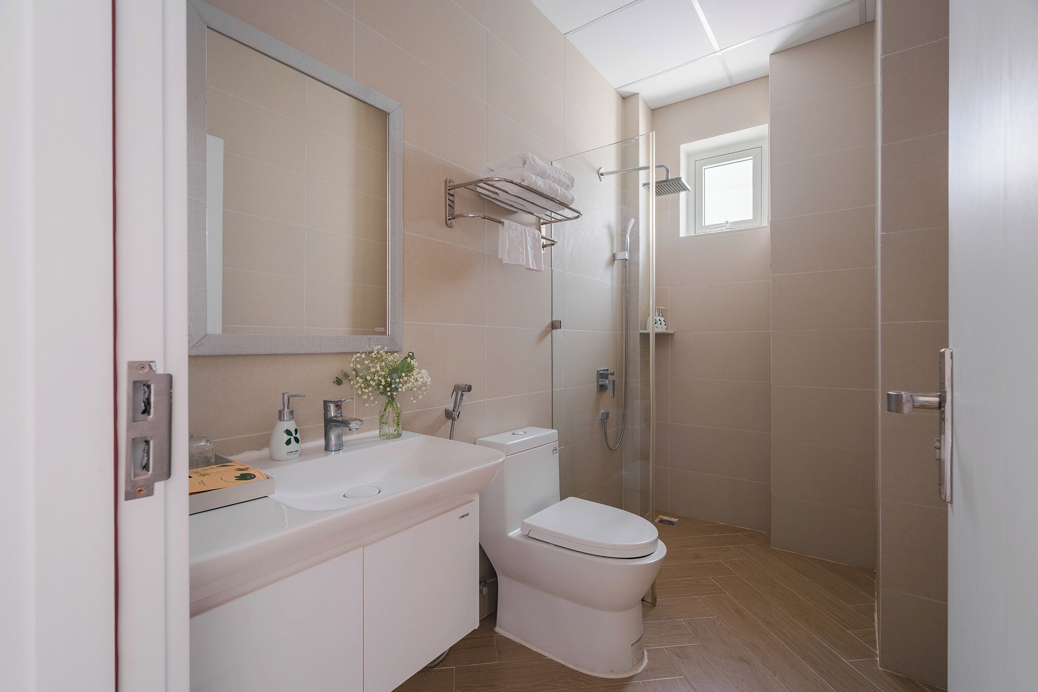 Ein modernes Badezimmer mit Waschbecken, Toilette und Dusche.