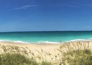 På stranden