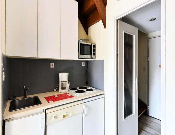 Fridge, microwave, dishwasher, coffee/tea maker