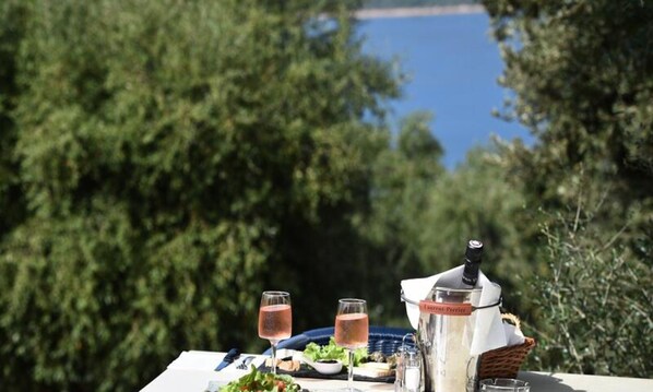Outdoor dining - 2 Rooms for 4 People Sea View (Serra-di-Ferro)