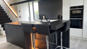 Kaffetrakter/tekoker, kjøleskap, mikrobølgeovn og ovn
