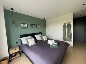 3 bedrooms, desk, iron/ironing board, WiFi