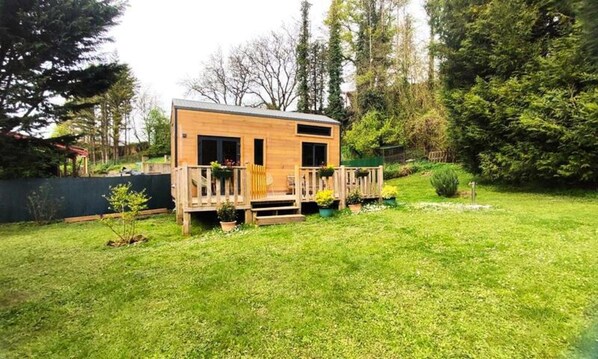 Exterior - Gmte de France 3 People (Wasigny)