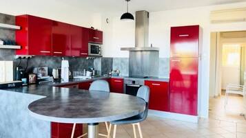 Fridge, microwave, dishwasher, coffee/tea maker