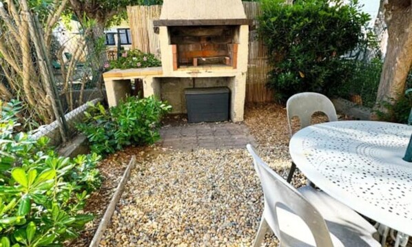 Outdoor dining - Apartment With Garden Sea View (Palavas-les-Flots)