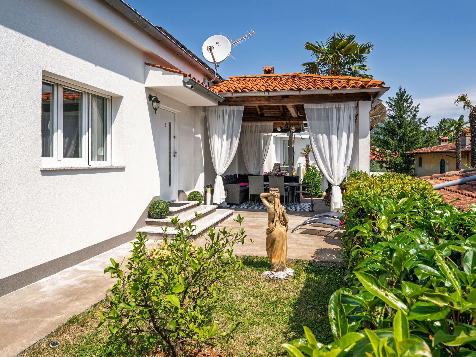 Casa, Casa, Techo, Barrio Residencial, Cabaña, Jardín, Puerta, Inmuebles, Sombra, Patio Interior