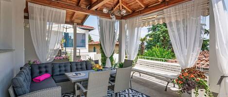 Mueble, Mesa, Silla, Diseño De Interiores, Piso, Mueble Para Exteriores, Suelo, Mesa Al Aire Libre, Casa, Cocina Y Comedor Mesa