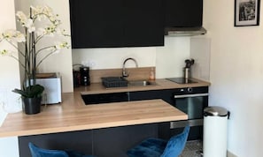 Fridge, microwave, oven, coffee/tea maker