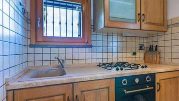 Microonde, forno, lavastoviglie, seggiolone