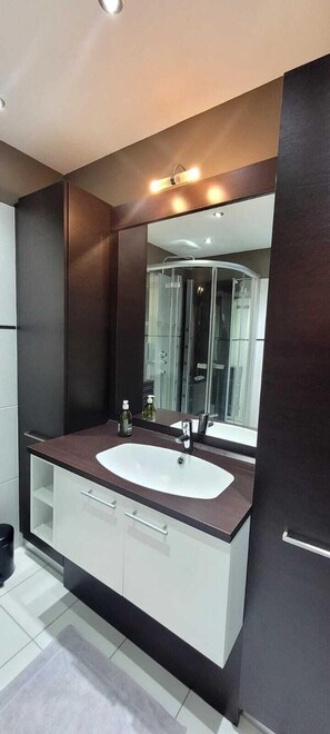 Douche, sèche-cheveux, serviettes fournies