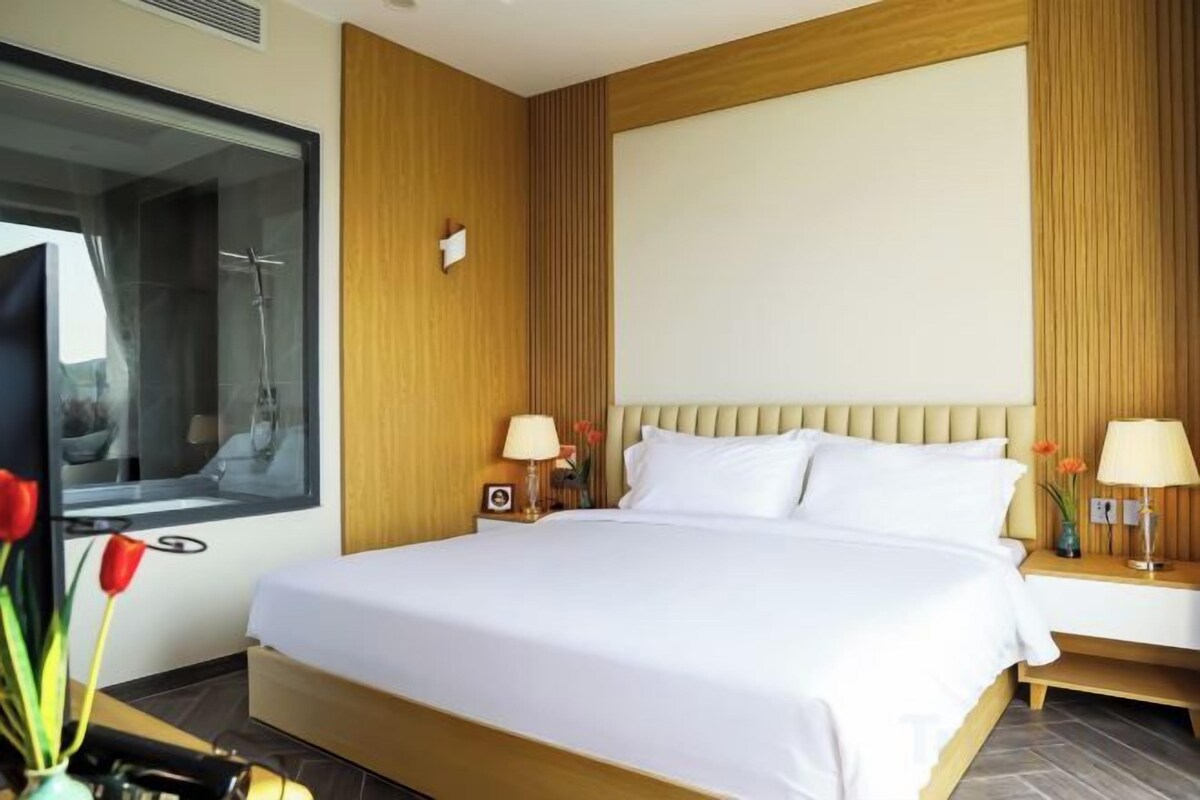Minibar, blackout drapes, soundproofing, WiFi (free)