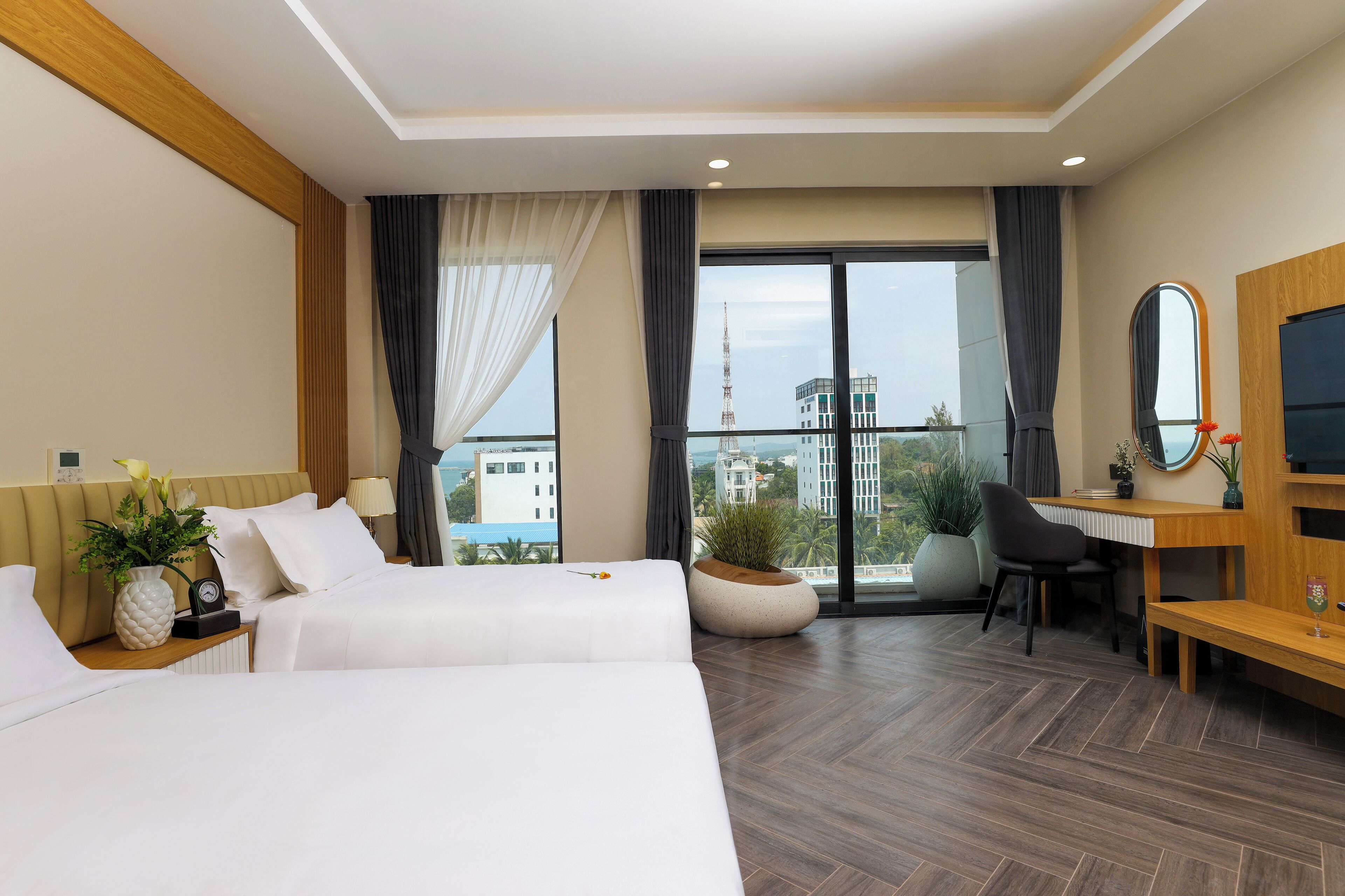 Kamar Deluks, balkon, pemandangan laut sebagian | Minibar, tirai kedap cahaya, dan Wi-Fi gratis