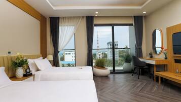 Deluxe Room, Balcony, Beach View | Bar mini, meja, langsir/tirai gelap terus, Wi-fi percuma