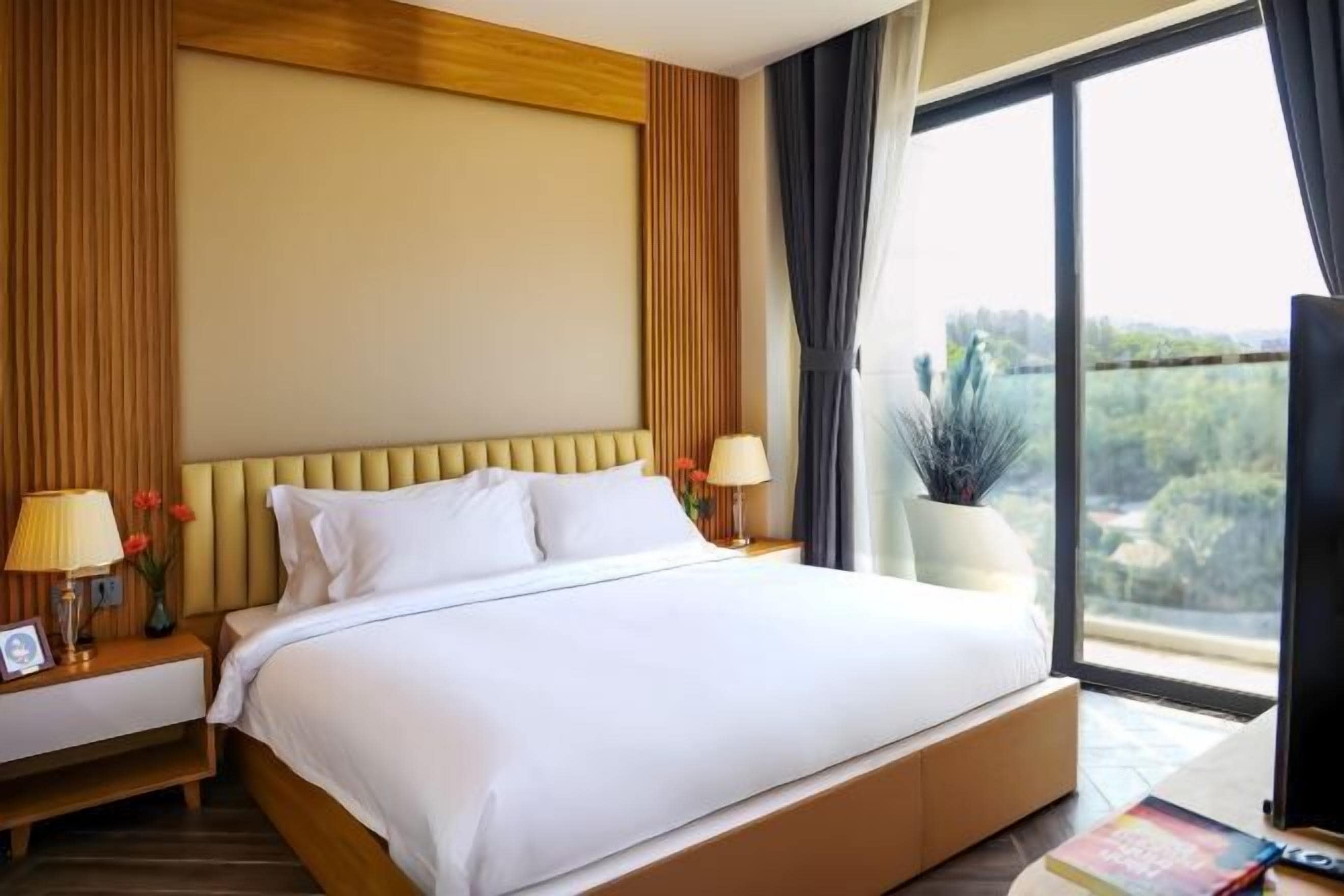 Minibar, blackout drapes, soundproofing, free WiFi