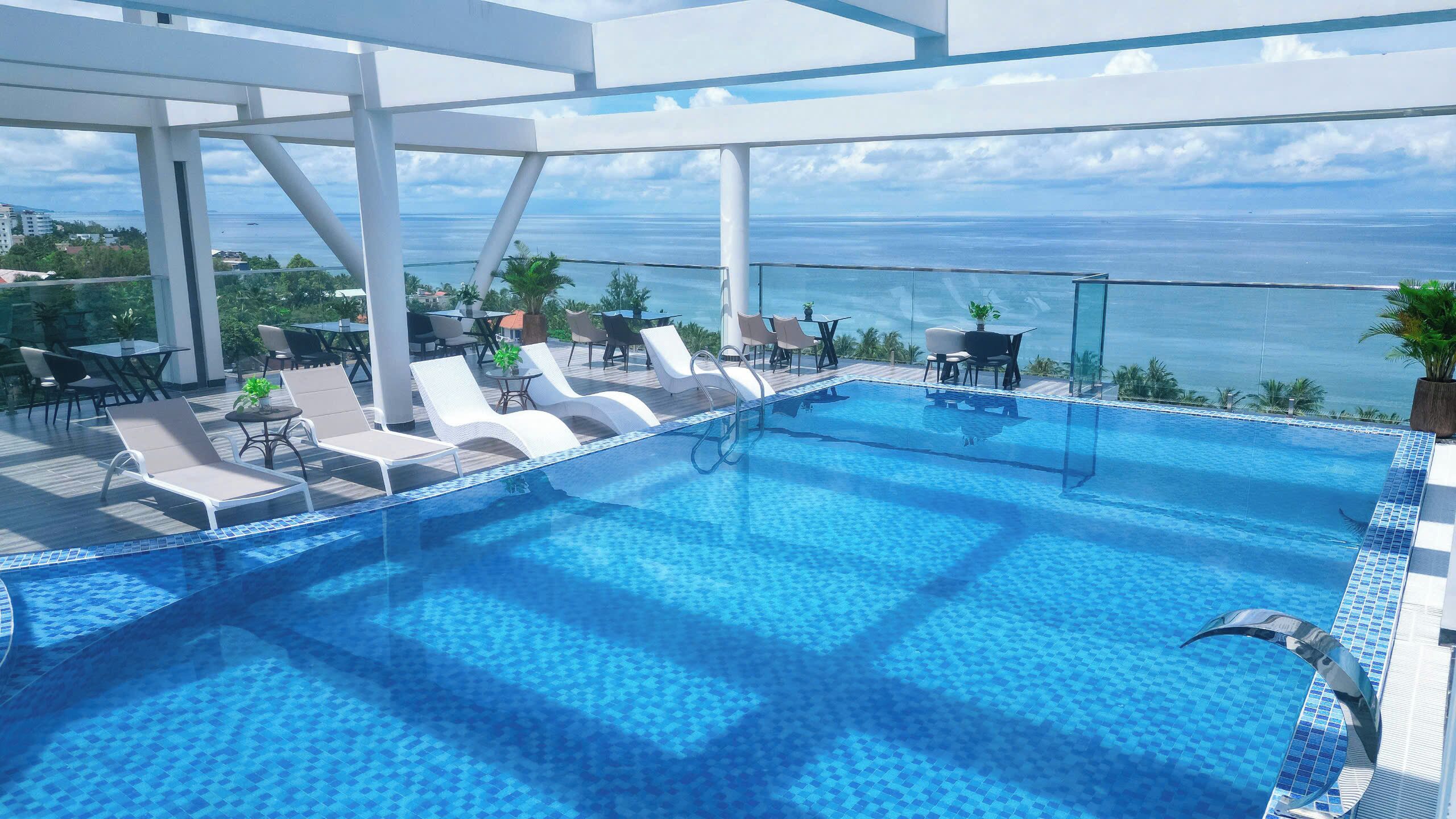 Una piscina al aire libre