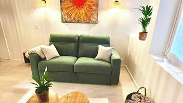 Smart-tv, een open haard en een stereo