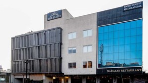 Un edificio con un letrero que indica 'The Elite's' y 'Narayan Restaurant' en la fachada.
