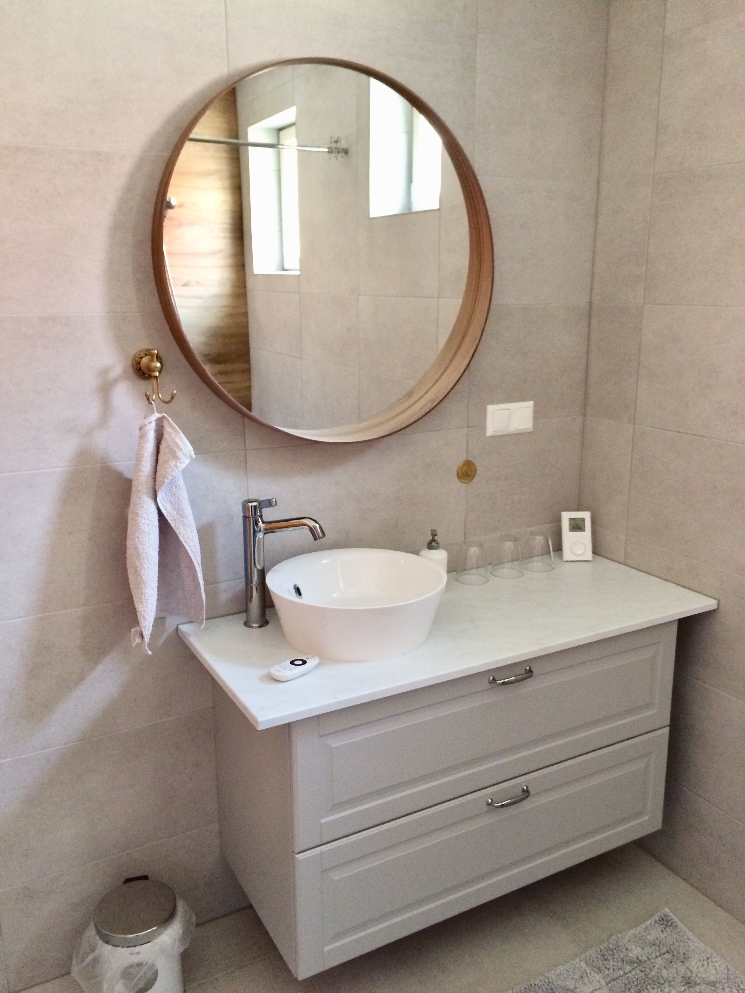 Ducha, secador de pelo, toallas, jabón