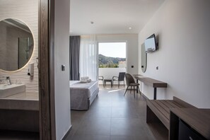 Caja de seguridad en la habitación y cortinas blackout