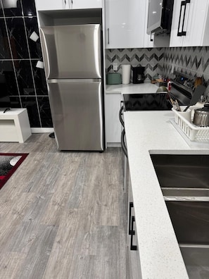 Frigorífico, microondas, horno y placa de cocina