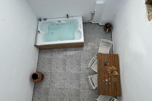 Indoor spa tub
