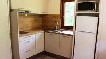 Lemari es, mesin pembuat kopi/teh, dan pemanggang roti