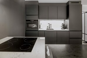 Micro-ondes, four, plaque de cuisson, cafetiĂšre/bouilloire