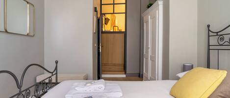 2 عدّة غرف نوم وخزنة داخل الغرفة ومكتب ومكواة/لوح كي