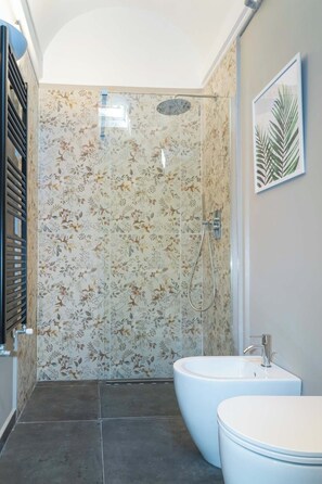 Dusche, Haartrockner, Bidet, Handtücher