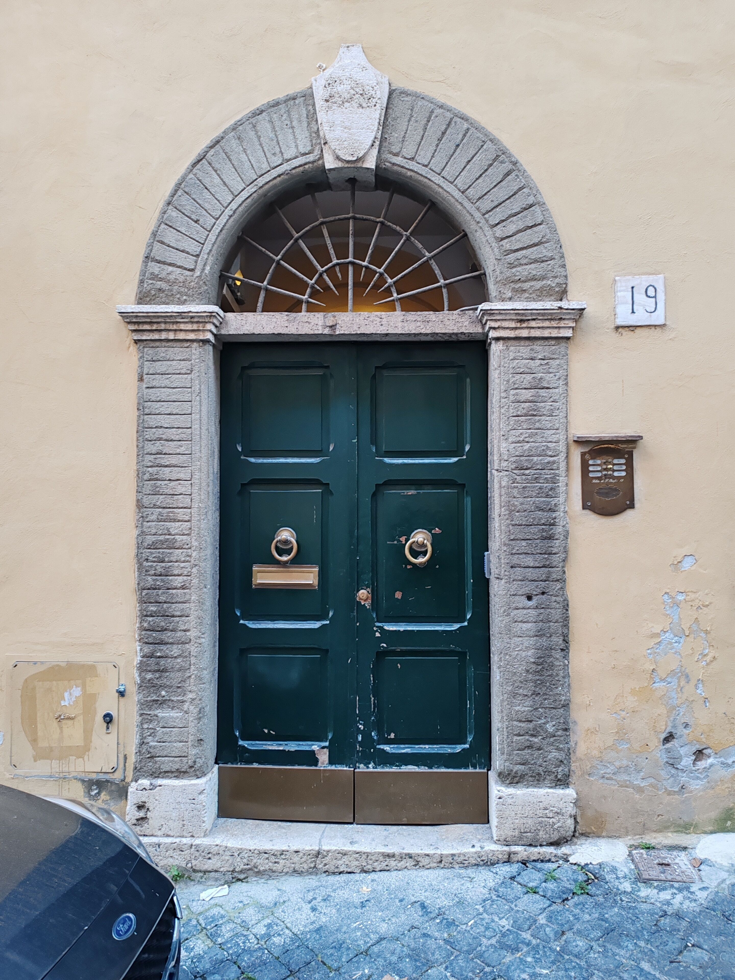 تفاصيل الفندق من الخارج