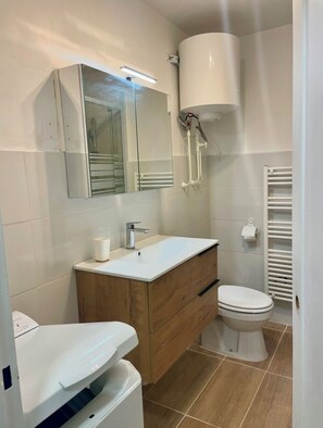 Dusche, Haartrockner, Handtücher, Toilettenpapier