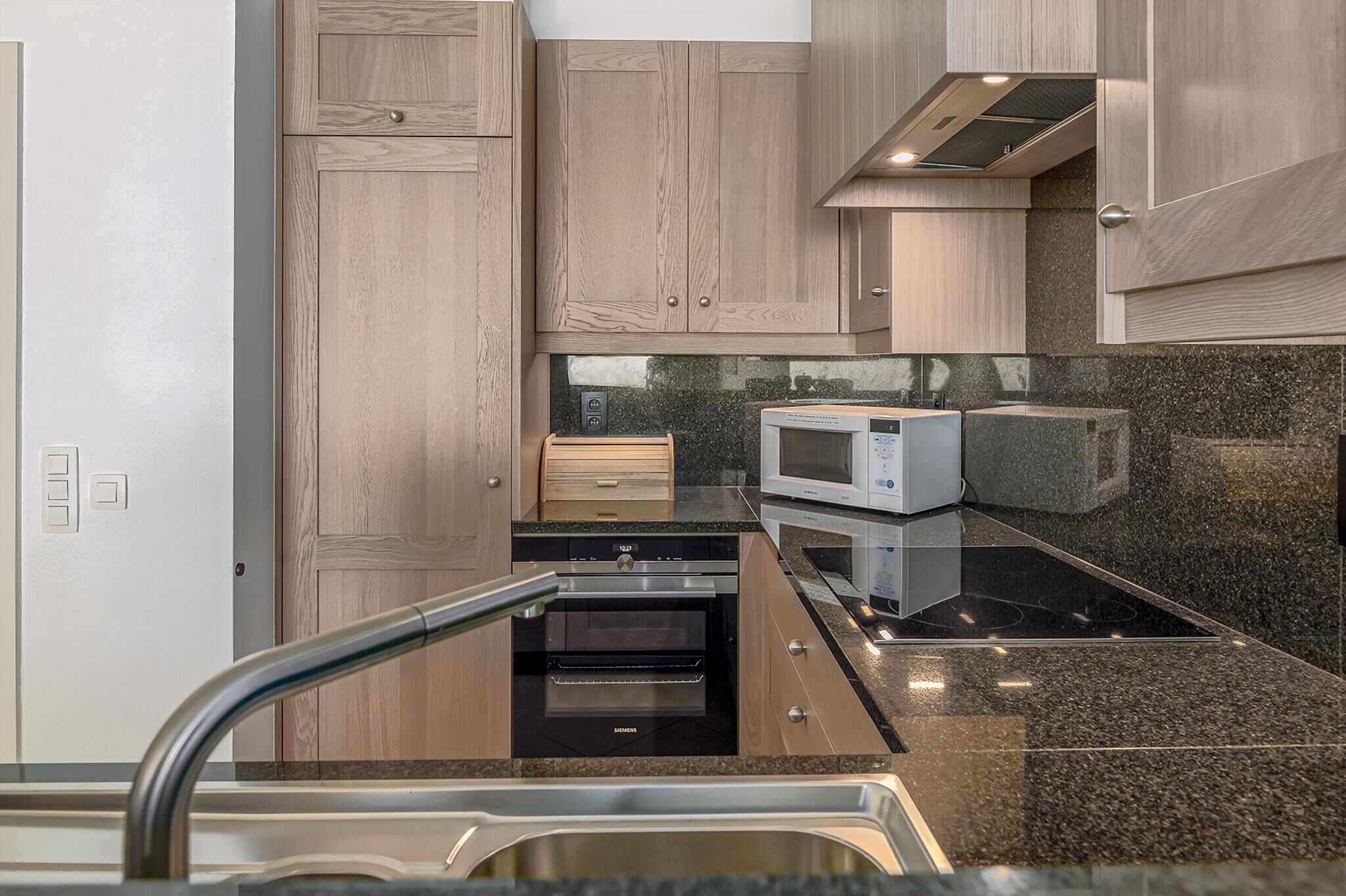 Refrigerador, microondas, cafetera y tetera y comedor 