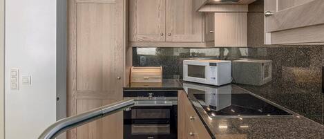 Réfrigérateur, micro-ondes, cafetière/bouilloire, tables à manger