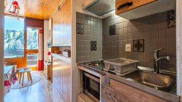 Microwave, dishwasher, toaster, cookware/dishes/utensils