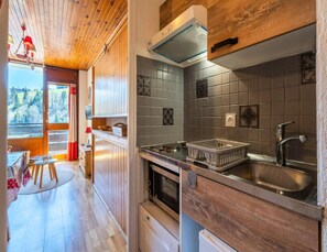 Mikrowelle, Geschirrspüler, Toaster, Kochgeschirr/Geschirr/Besteck