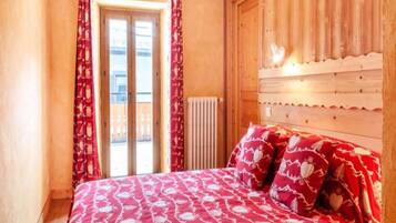 Iron/ironing board, bed sheets