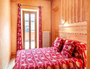 Iron/ironing board, bed sheets
