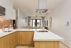 Een koelkast, een magnetron, een oven, een koffiezetapparaat/waterkoker