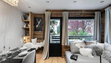 Bàn ủi/dụng cụ ủi quần áo