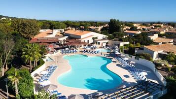 Kolam renang outdoor dan sebuah kolam renang air hangat