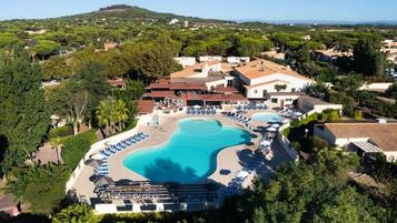 Kolam renang outdoor dan sebuah kolam renang air hangat