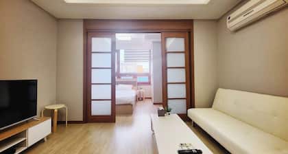 "Modern&Cozy Room in the Heart of Gangnam- Perfect for Business&Travel!"