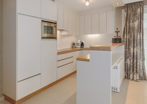 Refrigerador, horno, cafetera y tetera y comedor 