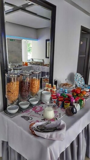 Free daily buffet breakfast - Hotel Junior 2 (Kraków)