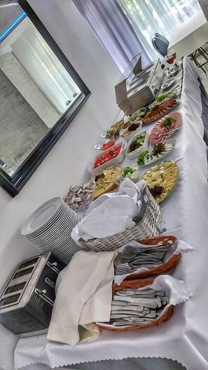 Ein reichhaltiges Buffet mit Speisen und Geschirr.