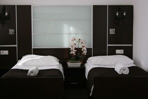 Classic Twin Room, Non Smoking, Private Bathroom - Hotel Junior 2 (Kraków)