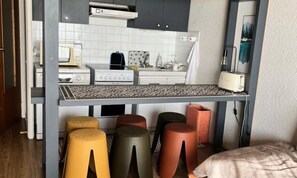 Jääkaappi, mikroaaltouuni, uuni, astianpesukone