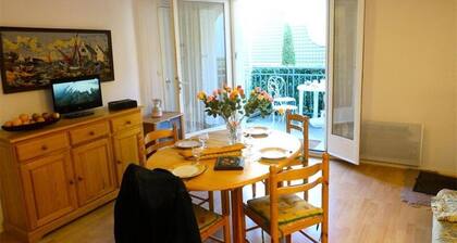 2 Rooms for 4 People
