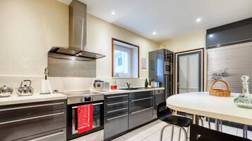 Cookware/dishes/utensils