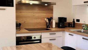 Oven, mesin pencuci piring, mesin pembuat kopi/teh, dan ketel listrik